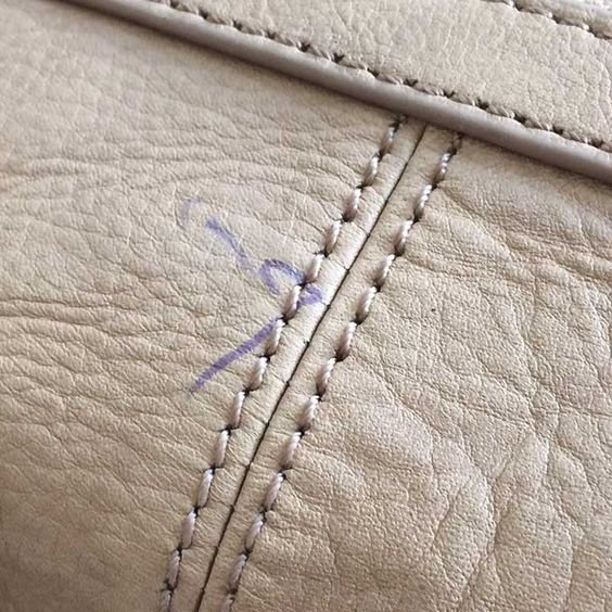 menghilangkan noda pulpen tas kulit