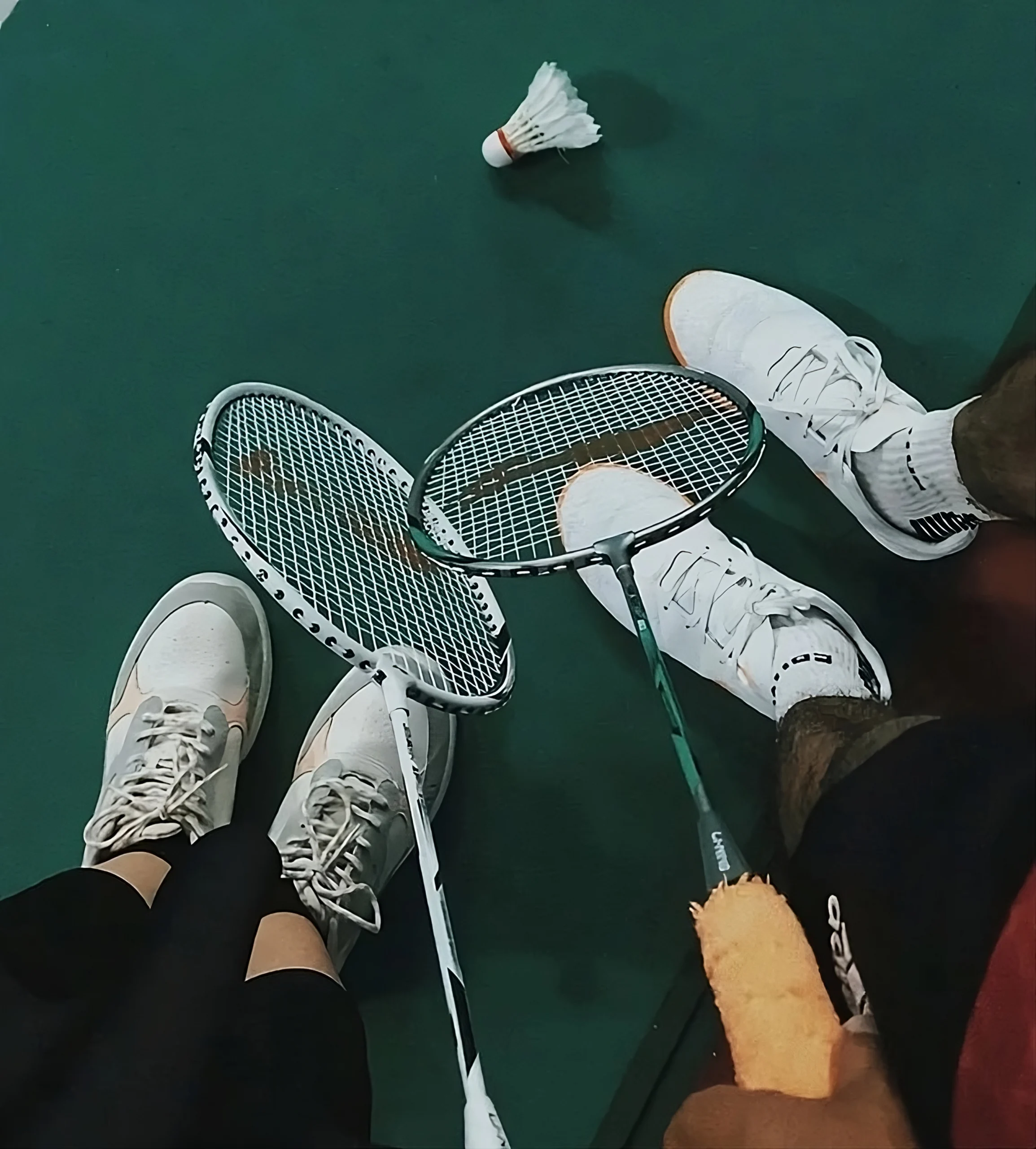 sepatu badminton terbaik