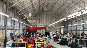 proses produksi tas di pabrik tas