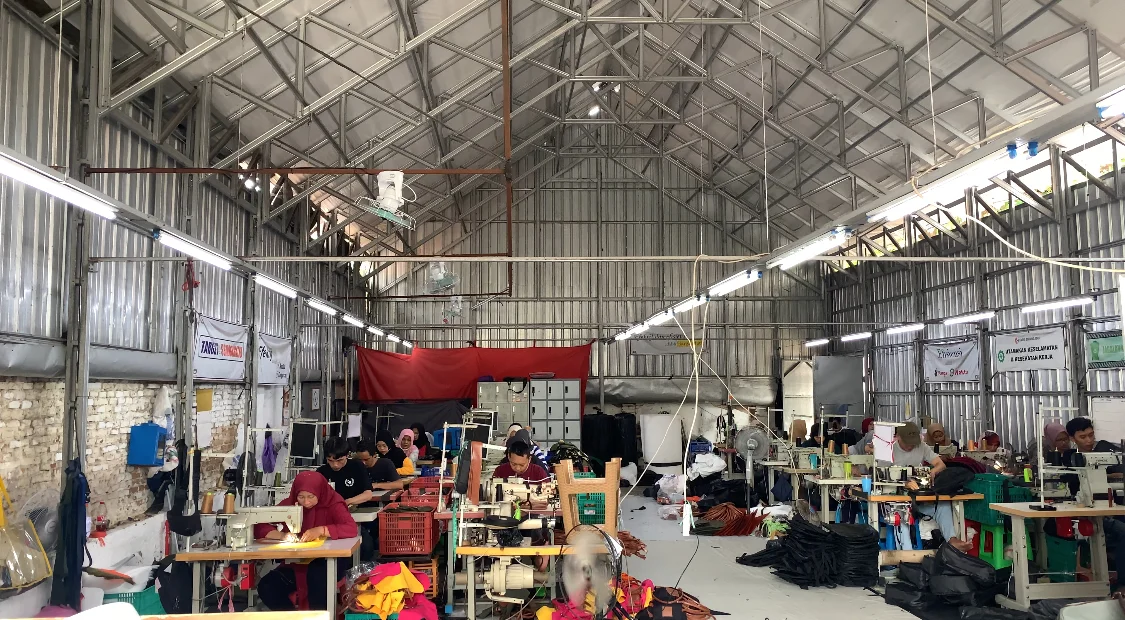 proses produksi tas di pabrik tas